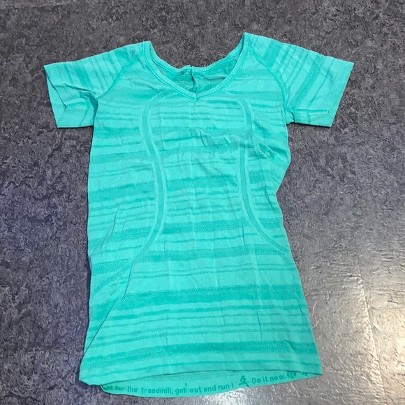 Lululemon green work out shirt - Picture 1 of 2